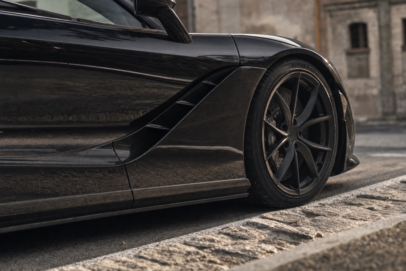 Which McLaren to rent: close detail of the carbon intake and door of a McLaren 720S